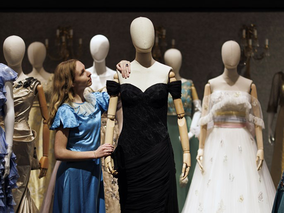 Kostuums van The Crown worden geveild