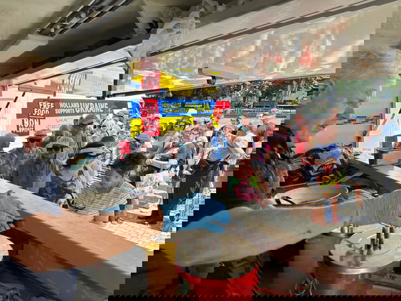 Franky en Coen weer in Oekraïne met de frietkar bij het overstromingsgebied