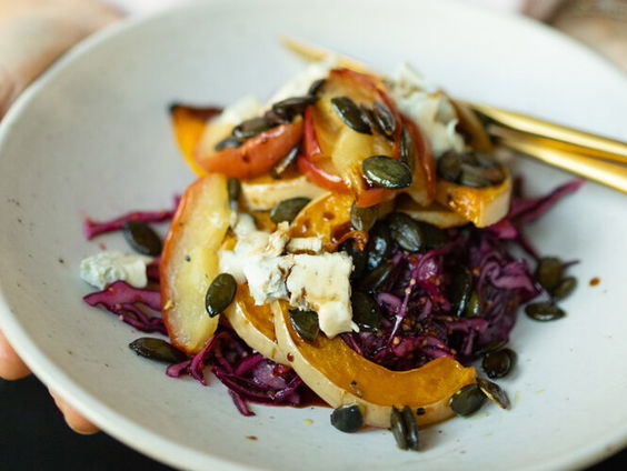 Koken met Sandra: wintersalade met geroosterde pompoen, appel en rode kool