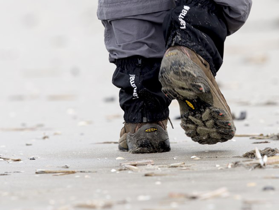 John loopt door het mulle zand naar de finish van de StrandZesdaagse