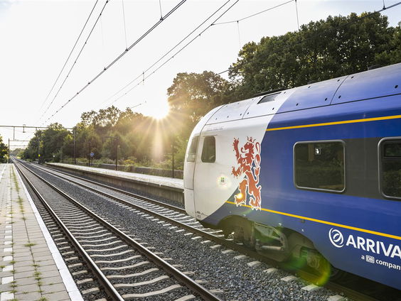 Treinmachinist Jos Legebeke rijdt met liefde over het spoor