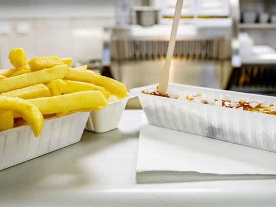 Ineke wil het plastic niet kwijt in haar snackbar