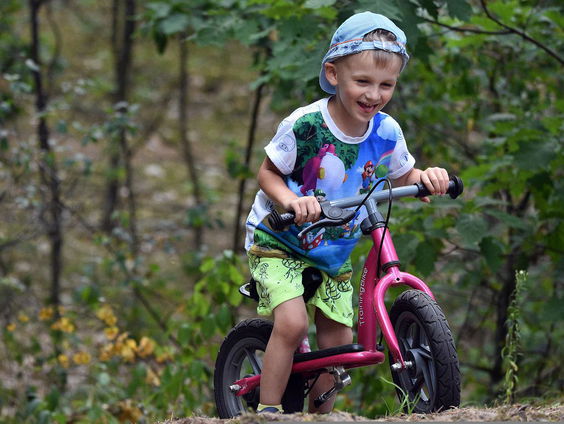 Jan Kooijman knapt kinderfietsjes op en deelt ze uit