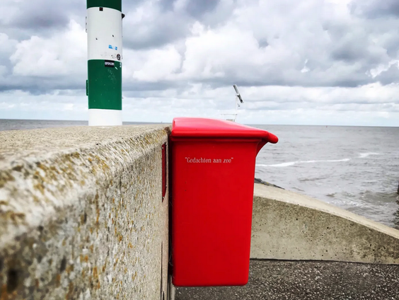 Ontroerende brieven in rode brievenbus op de Zuiderpier in Harlingen