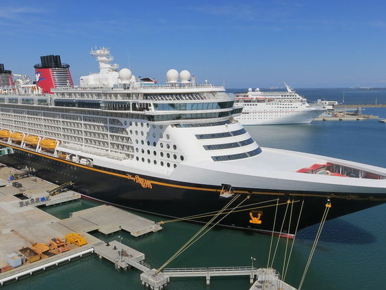 Disney-cruiseschip voor het eerst in Nederland voor tussenstop