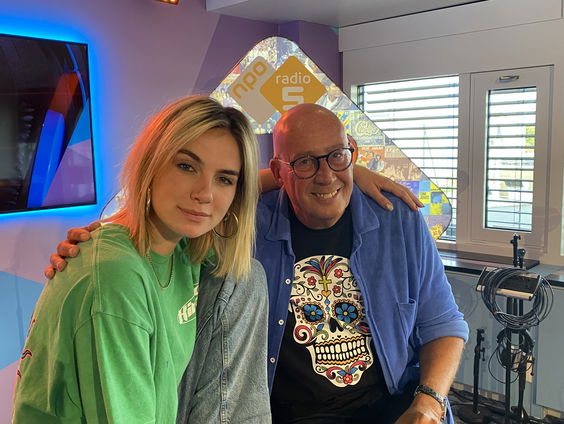 De nieuwe single 'Sowieso Overhoop' van Maan is uit!