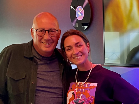 Savine in de studio over haar nieuwe single 'Step by Step'