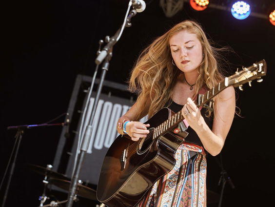 Jana Mila in de studio over haar eerste single 'When Times Get Rough'