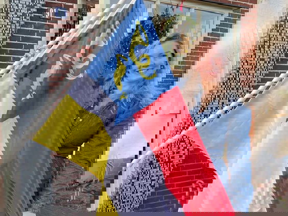 Mijntje hangt de vlag uit in Zegveld