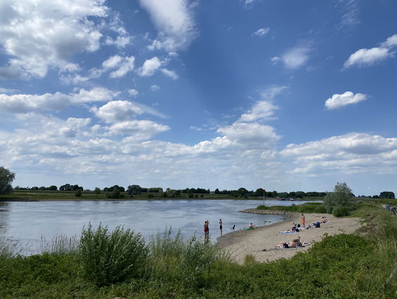 Wim Eikelboom mijmert langs de IJssel