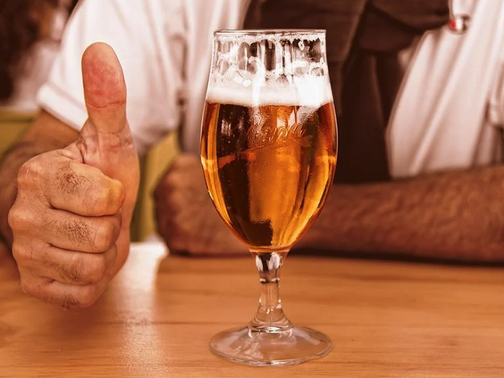 Gitaarbouwer Sjak Zwier brouwt bier van houtsnippers gitaar