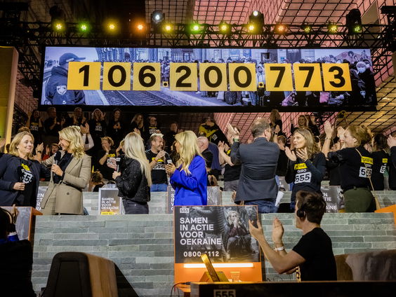 Vlak voor het nieuws van 23:00 geeft Bert Kranenbarg de laatste Giro555 tussenstand door