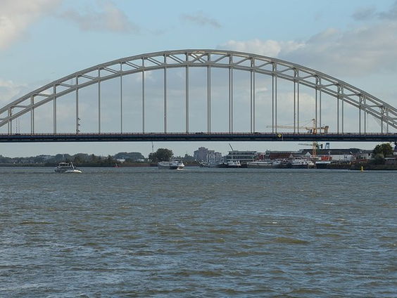 Brug over woelig water