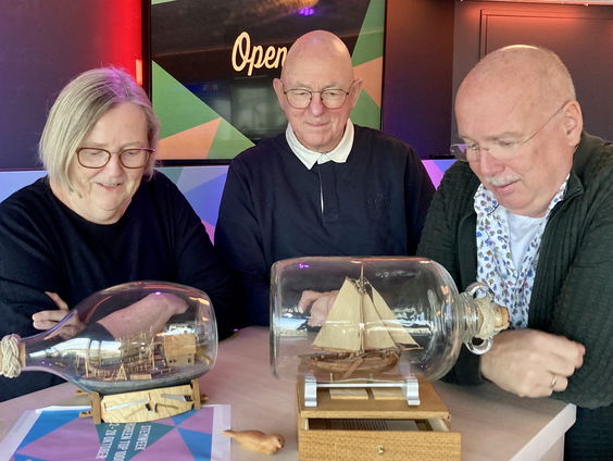 Frans Dekker is flessenscheepsjesbouwer