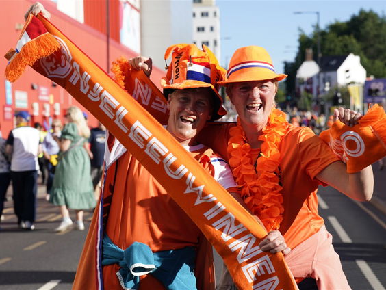 De Oranjebus is in Engeland om de Oranje Leeuwinnen aan te moedigen