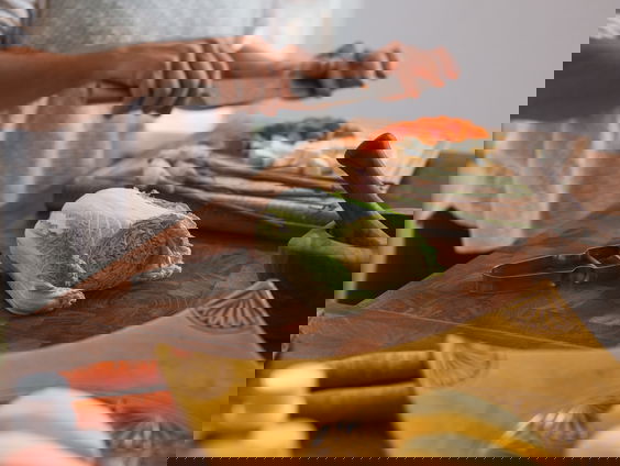 Dementerende ouderen schrijven hun lekkerste recept in een kookboek