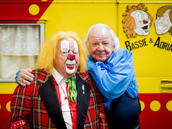 Bassie en Adriaan liefhebber reist de wereld rond om opnamelocaties te bezoeken