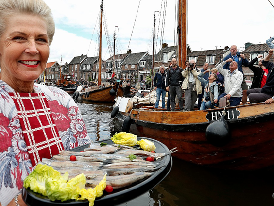 Nieuwe haring aan wal. Spakenburg loopt uit!
