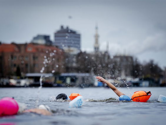 Albert Stienezen doet volgende maand mee aan het WK IJszwemmen in Polen!
