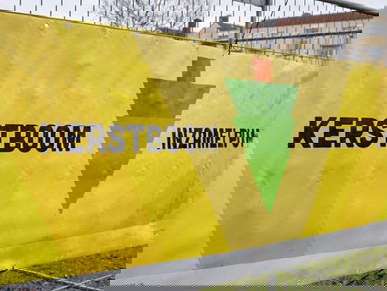 Oude kerstbomen worden bier