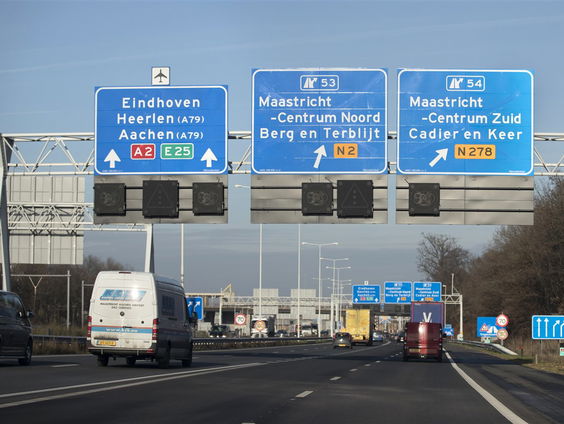 Waarom staan sommige plaatsen wel op alle verkeersborden?