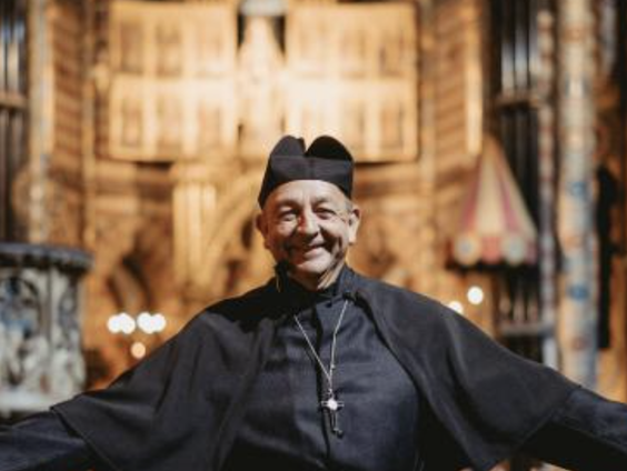 Jon van Eerd speelt Pastoor Bonhomme in Dagboek van een herdershond
