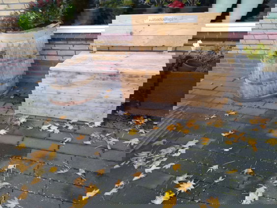 In Schoonrewoerd heeft iedere straat een voedselbankje