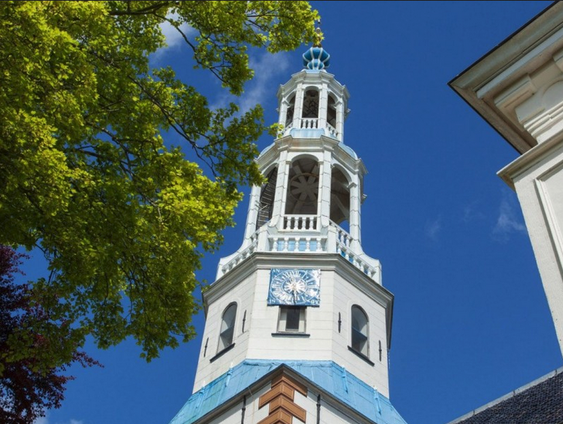 De wijzerplaat van de toren schittert in de zon