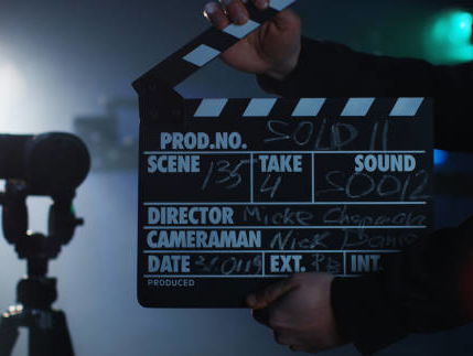 Bente zorgt ervoor dat er geen fouten in films zitten!