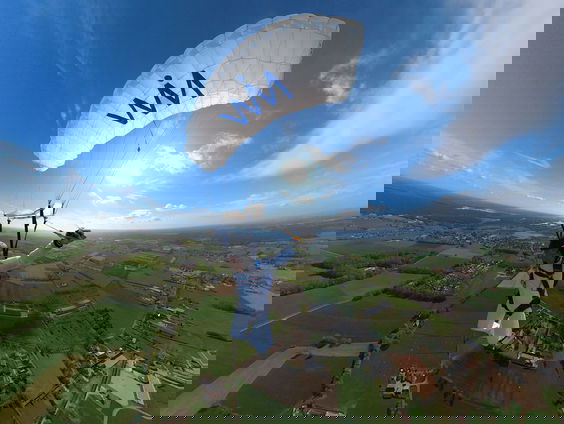 Wim de Gier maakt 60 Parachutesprongen op één dag!