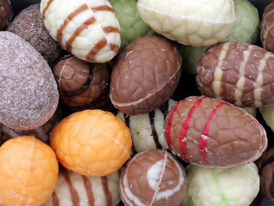 Frank Lepelaars vult 2000 zakjes met paaseieren voor ouderen