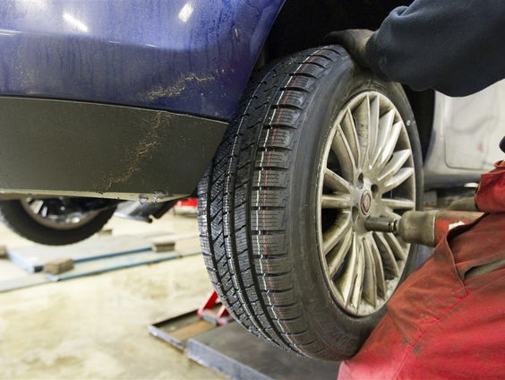 Jelle de Jong redt de autogarage in Baflo