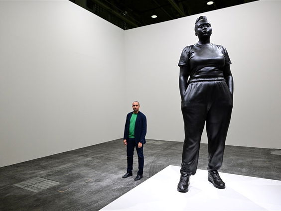 Nieuw standbeeld ''Moments Contained'' op Rotterdam Centraal staat voor diversiteit, inclusie en kracht.
