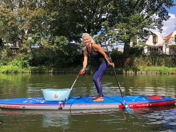 Supper Nanda maakt de Alkmaarse grachten een stukje schoner