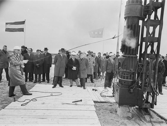 De eerste heipaal zit in de grond. In 1967 wordt er gebouwd aan de nieuwe wijk Bijlmermeer