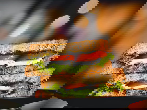 Johan de Boterhammenman smeert broodjes voor behoeftige schoolkinderen