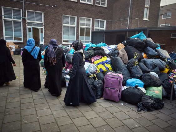 Files bij de deur van Mustafa na hulpoproep voor de slachtoffers van de aardbeving in Turkije