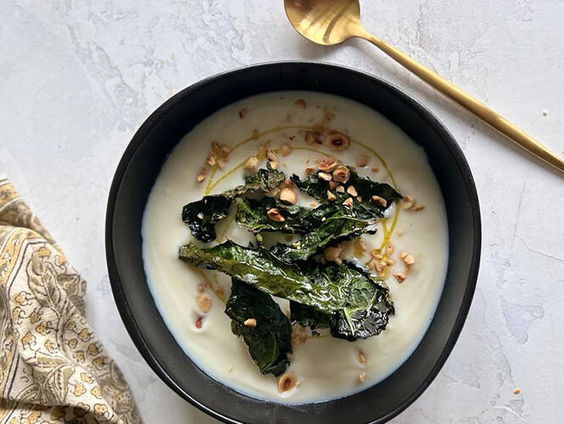Koken met Sandra: bloemkoolsoep met geroosterde palmkool en hazelnoot