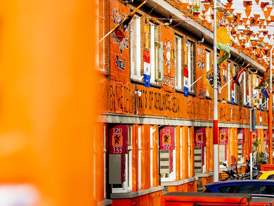 De oranjekoorts stijgt weer op de Haagse Marktweg