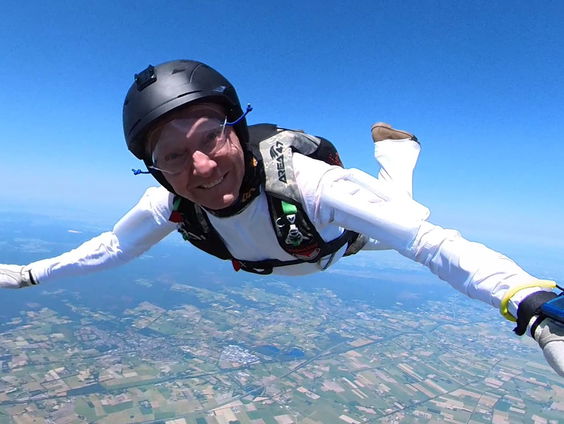 Wim de Gier maakt 61 parachutesprongen op een dag