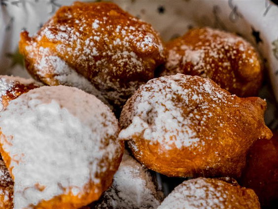 Een oliebol uit de muur voor het goede doel