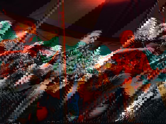 De man die denkt dat ie Neil Young is