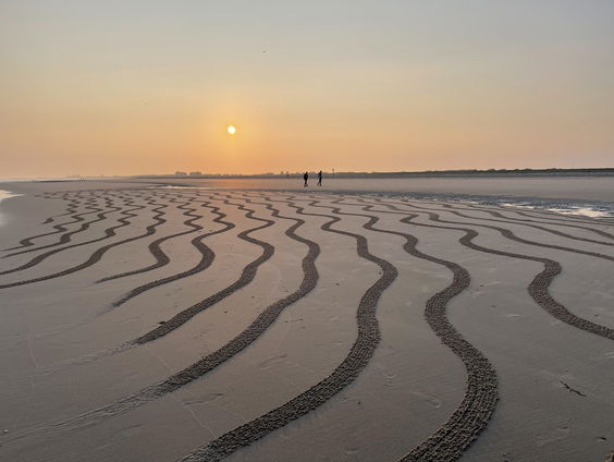 Gerard ten Broek creëert kunst op het strand in Scheveningen