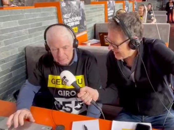 Het belteam zit klaar om donaties aan te nemen