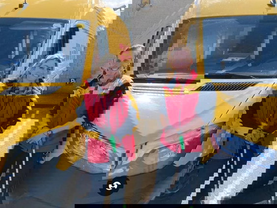 Groene pakketbezorgers ruimen afval op