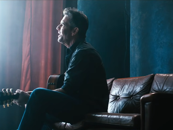 Dennis Quaid zingt over zijn verslavingen