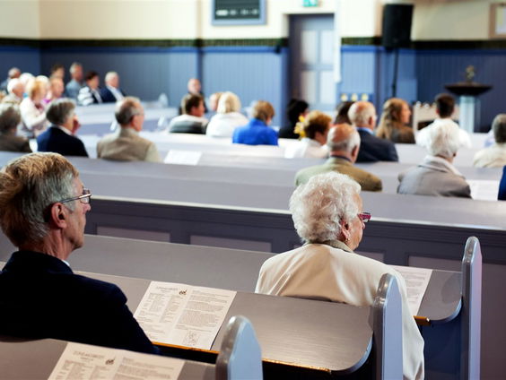 Kefas vertaalt de kerkdienst direct in een vreemde taal
