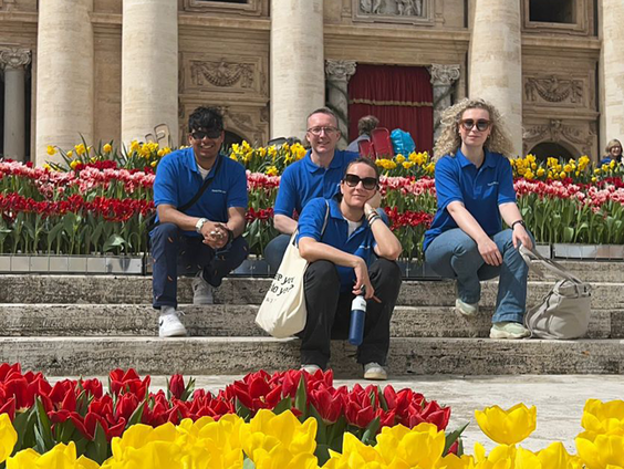 Andres Odijk (KRO-NCRV) over het versieren van het Sint Pietersplein en bezoek aan de Paus