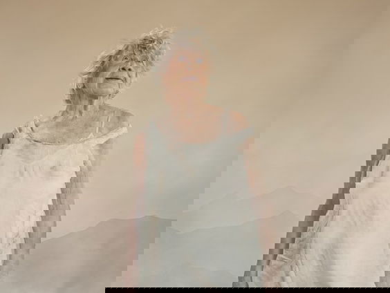 De 91-jarige Annemarie Prins over haar nieuwe voorstelling "Over de bergen".