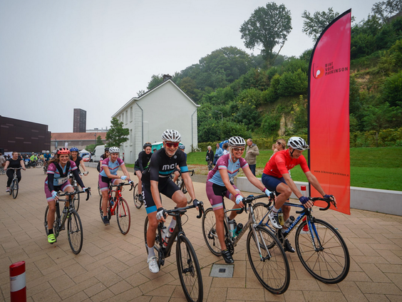 Samen parkinson de wereld uitfietsen